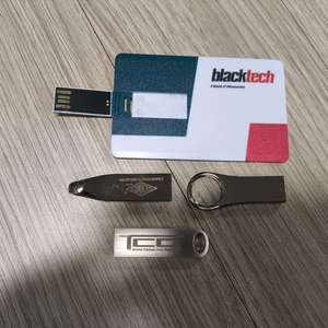 USB 메모리 4개 (32gb-1, 16gb-2, 1GB-1)