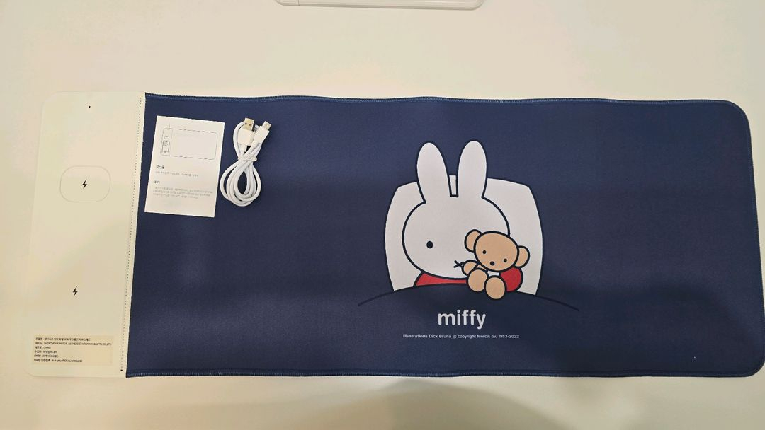 데이니즈 미피 듀얼 고속 무선충전 마우스패드 팝니다--1