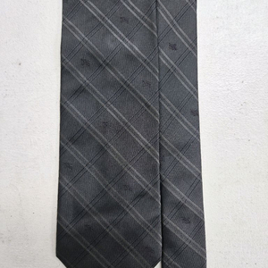 버버리 체크 패턴 정장 넥타이