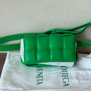 보테가 베네타 카세트 벨트백