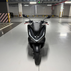 2025 PCX 125 맷블랙 71km 신차급 팝니다.