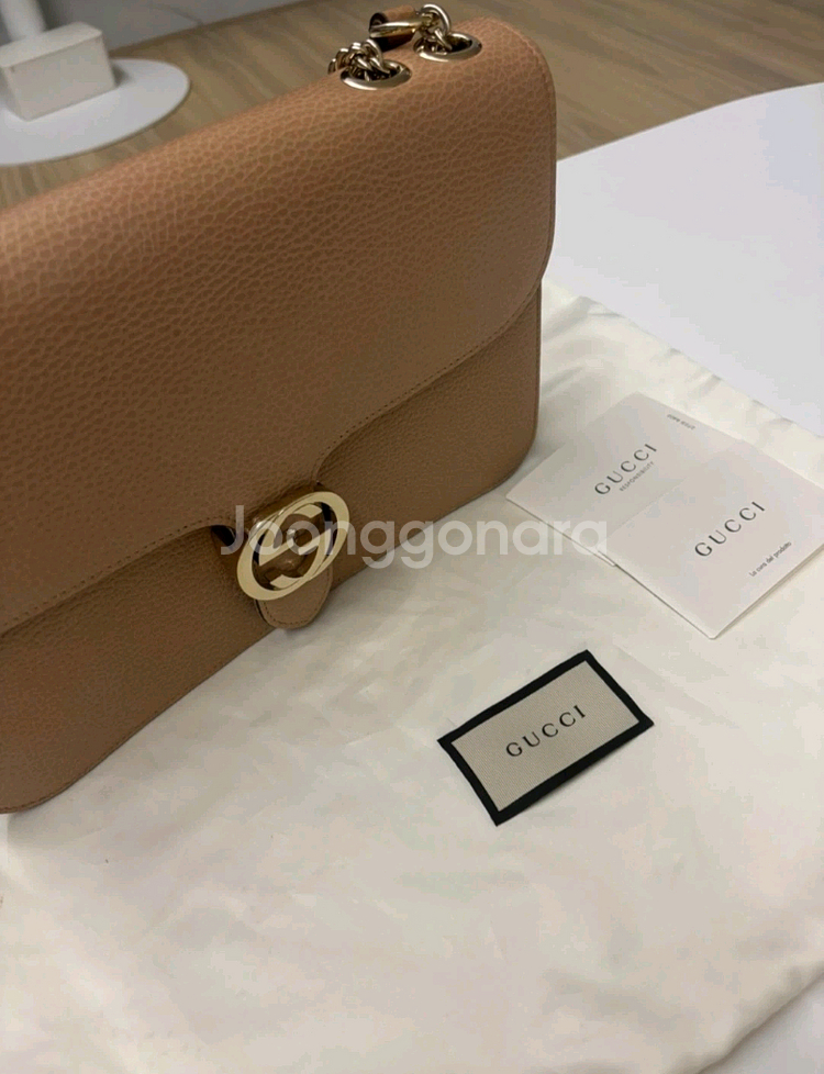 구찌 정품 인터로킹 체인 숄더백 M 판매합니다--1