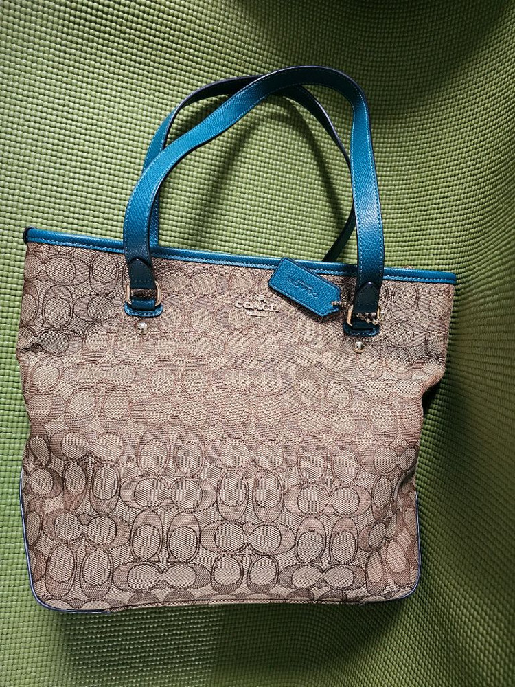 코치 시그니처 토트백 이미지