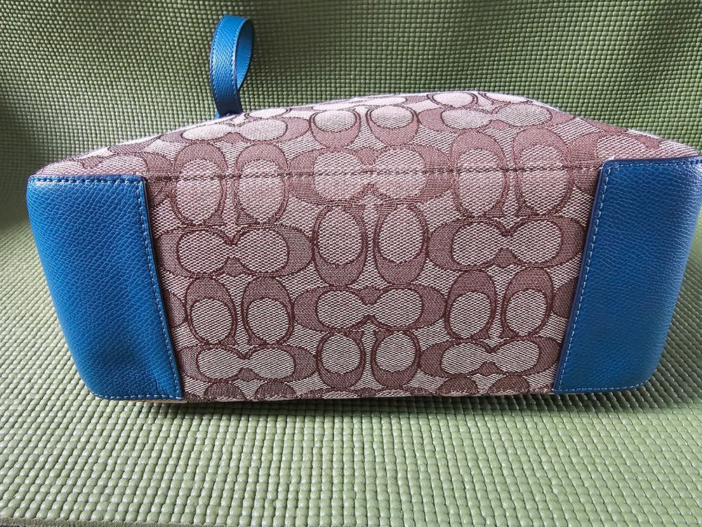 코치 시그니처 토트백 이미지