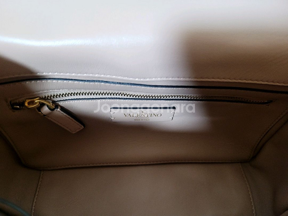 발렌티노 로만스터드 미디엄 숄더백 새상품--3