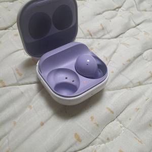 갤럭시 버즈2 한쪽하고 본체 2.5즉판 이미지