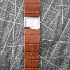 여성용 시계캘빈클라인 사각 가죽 시계입니다생활 스크래치 존재합니다- 방수 기능 있습니다 이미지