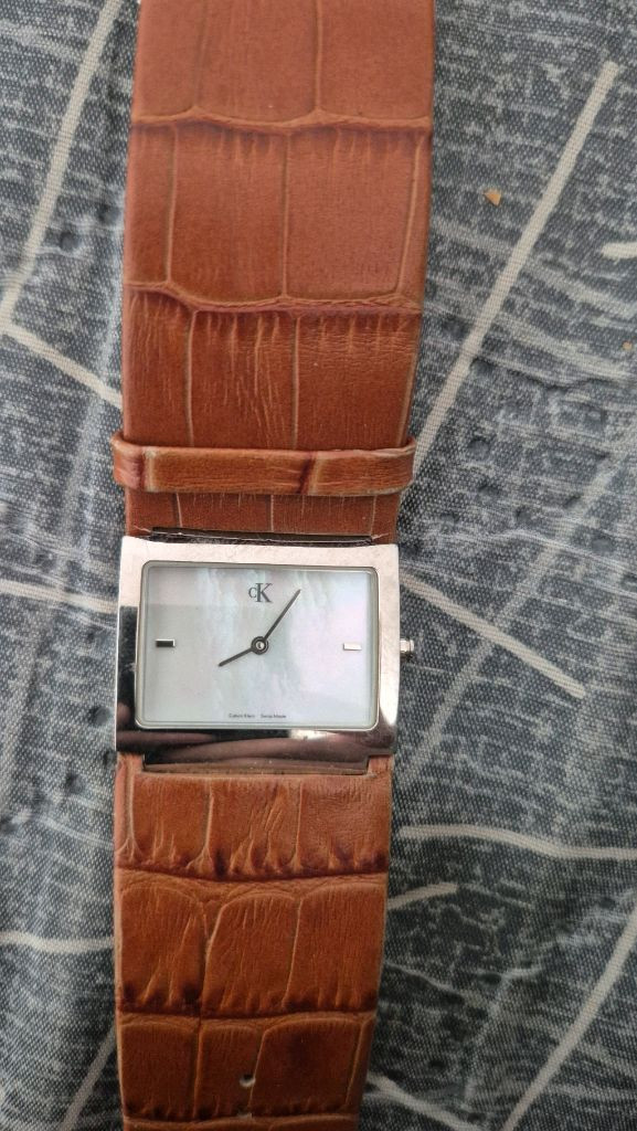 여성용 시계캘빈클라인 사각 가죽 시계입니다생활 스크래치 존재합니다- 방수 기능 있습니다 이미지