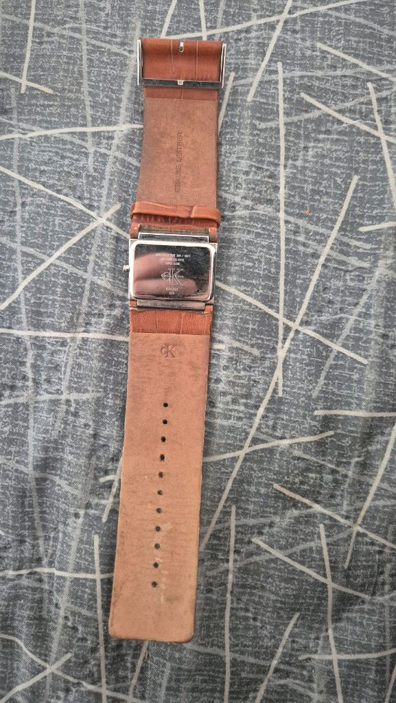 여성용 시계캘빈클라인 사각 가죽 시계입니다생활 스크래치 존재합니다- 방수 기능 있습니다 이미지