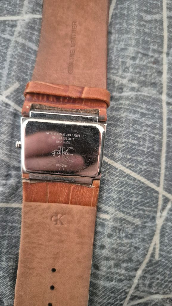 여성용 시계캘빈클라인 사각 가죽 시계입니다생활 스크래치 존재합니다- 방수 기능 있습니다 이미지