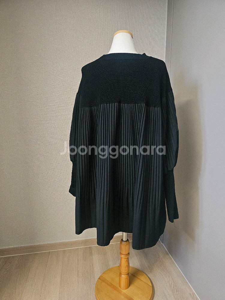 블랙 플리츠 니트 블라우스--1