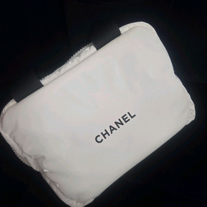 정품 샤넬 뷰티 패딩 파우치 화이트