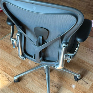 허먼밀러 에어론 풀 CD B사이즈 의자 팝니다