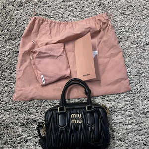 (정품)새상품 미우미우 마테라쎄 나파 가죽 가방