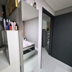 전신거울 수납장