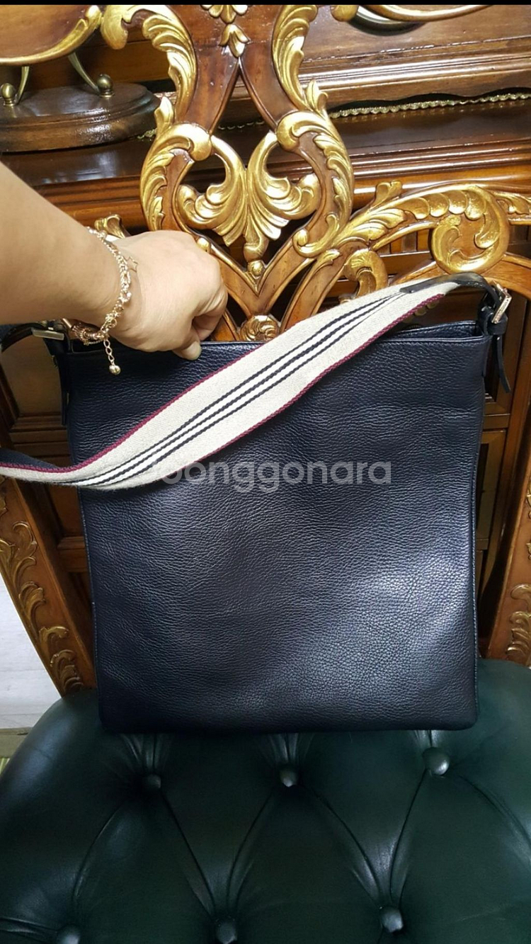 정품버버리숄더백--2