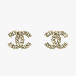 샤넬 귀걸이 CC로고 이어링 메탈 글래스 펄 스트라스 & 골드 펄리 화이트 크리스탈