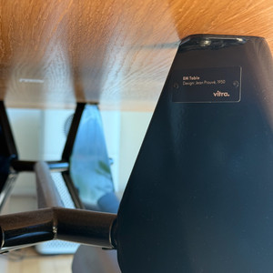 비트라 EM1 테이블