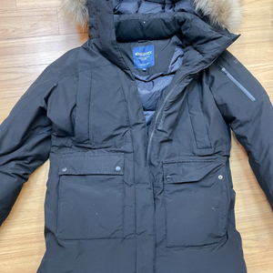 디스커버리 여성 롱패딩 블랙 색상입니다. 사이즈는 95이고, 품번은 DWDJ7F761D입니다. 후드에 털이 달려있어