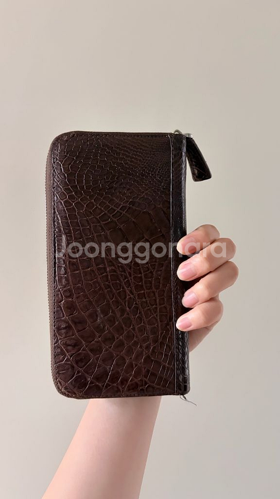 브라운 악어 가죽 지퍼 장지갑--1