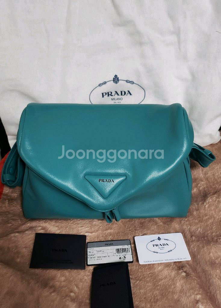 프라다 패디드 나파 레더 시뇨백--0