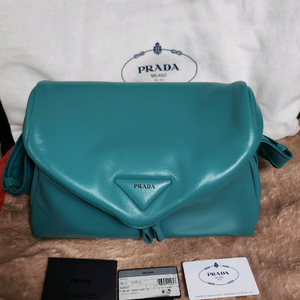 프라다 패디드 나파 레더 시뇨백