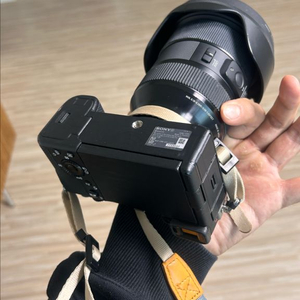 소니 a7c 카메라 + 시그마 24-70mm 렌즈 이미지