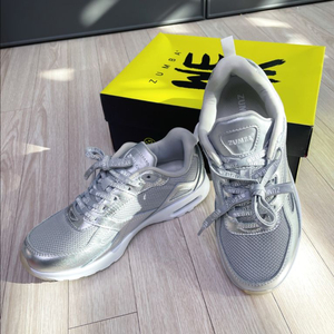 (거의 새것) 줌바 운동화 240 (US 7)