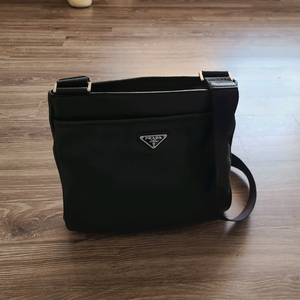 프라다 레더 크로스백 반돌리에숄더백테수토호보백네오노에구찌루이비통디올호보백셀린느가방샤넬에르메스명품백팩메신저백보테가