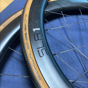 자이언트 SLR1 50 디스크 카본휠셋. 슈발베원 타이어포함. 50미리 풀카본 디스크브레이크 로드용 휠셋입니다.