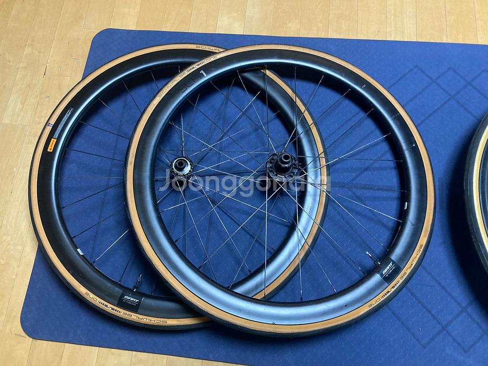자이언트 SLR1 50 디스크 카본휠셋. 슈발베원 타이어포함. 50미리 풀카본 디스크브레이크 로드용 휠셋입니다.--1