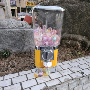 캡슐 뽑기 기계(가챠 머신) 이미지