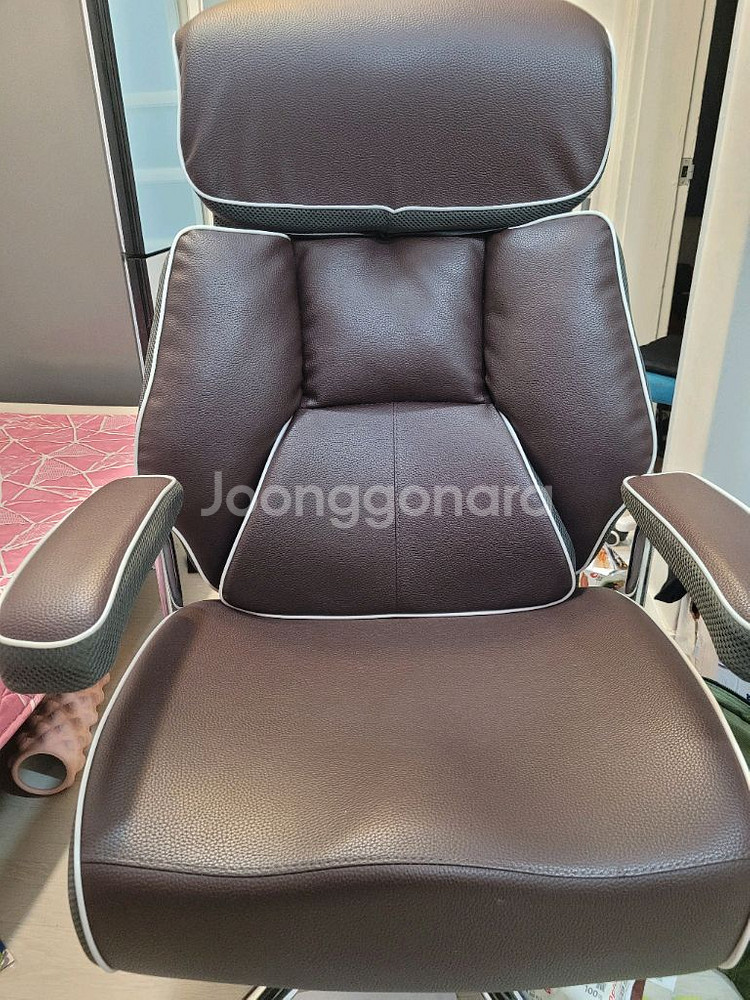 게이밍 중역 가죽의자 신품급 8만 싸게팝니다--0