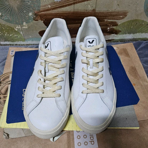 VEJA V10 가죽 스니커즈