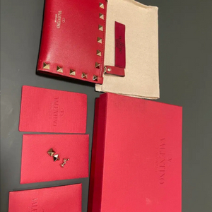 발렌티노 락스터드 카드지갑 레드 색상 판매합니다