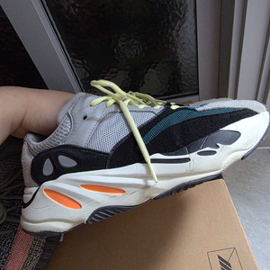 아디다스 이지 700 웨이브 러너 280사이즈