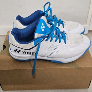 요넥스 배드민턴화 팝니다.