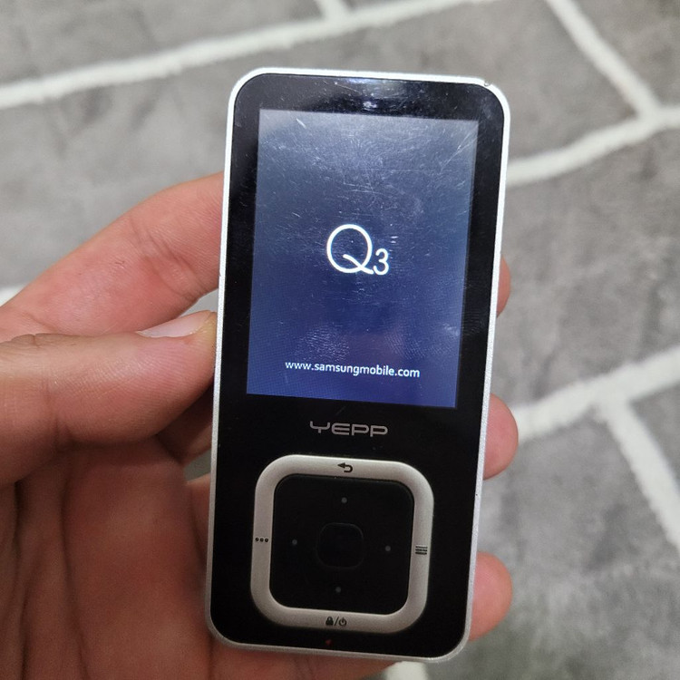 삼성 옙 YP-Q3 4기가 mp3 부품용 이미지