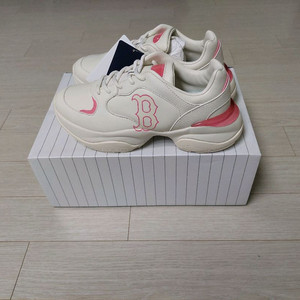 쿨거래시 6만9천! 당일발송! 새제품 MLB 빅볼청키 키높이 4계절운동화로 성인, 여학생 운동화 사이즈 250