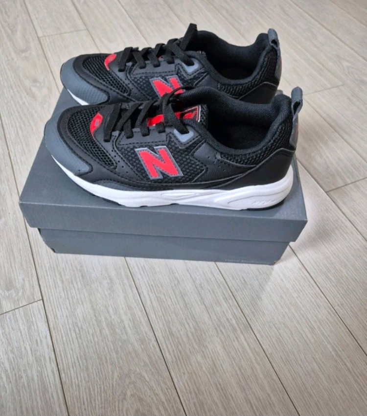 쿨거래시 6만2천택포! 미착용이고 택있는 새제품 뉴발란스 키즈 와이드 편한운동화 사이즈 190 (남아여아공용)--4