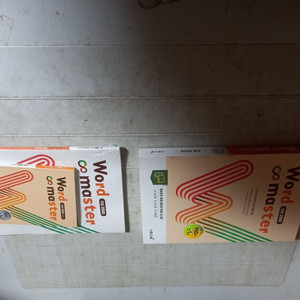 워드마스터 수능2000 본교재는 책기둥 윗부분 조금 눌려 있음 / 워크북,미니북은 비닐 미개봉 상태