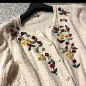 비꼴리끄 플라워 자수 펀칭 니트 가디건 플로리스트 아일렛 꽃집아가씨 이미지