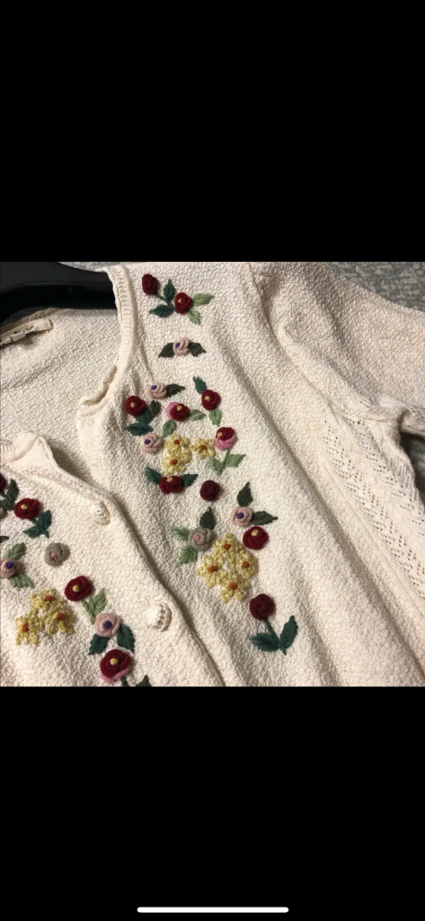 비꼴리끄 플라워 자수 펀칭 니트 가디건 플로리스트 아일렛 꽃집아가씨 이미지