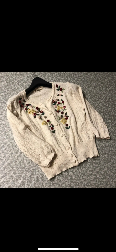 비꼴리끄 플라워 자수 펀칭 니트 가디건 플로리스트 아일렛 꽃집아가씨 이미지
