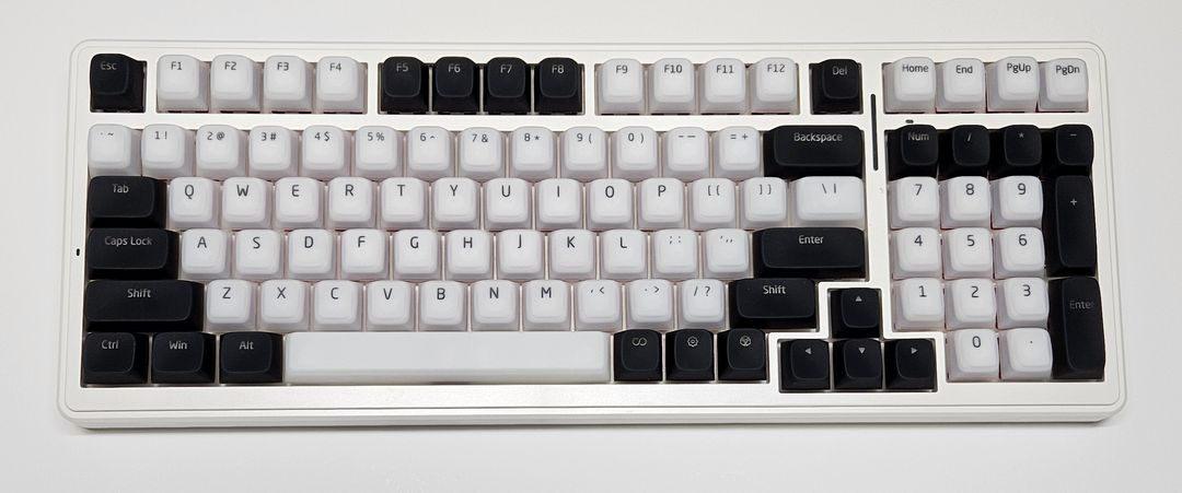 커스텀 기계식 키보드(독거미 AULA F99 + 리니어 Akko CS Wine Red + 젤리 푸딩(화이트+블랙)--2