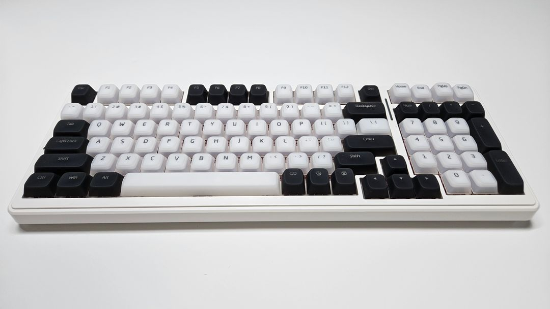 커스텀 기계식 키보드(독거미 AULA F99 + 리니어 Akko CS Wine Red + 젤리 푸딩(화이트+블랙)--1