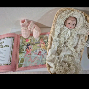 앤틱 레이스 인형과 아기 신발 세트