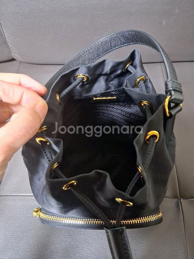 프라다버킷백--1