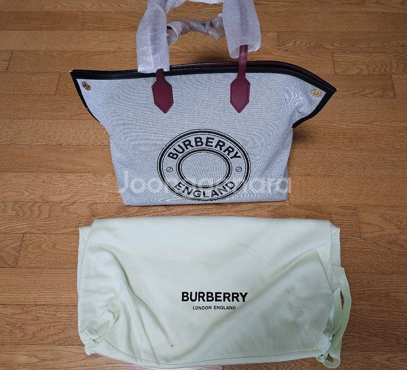 (미개봉) 버버리 로고그래픽 코튼캔버스 토트백--2