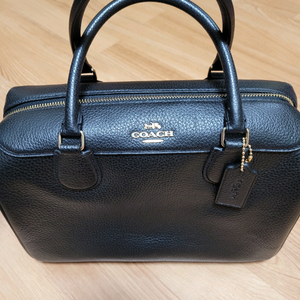 코치 블랙색상 보스턴백 새제품 팝니다.